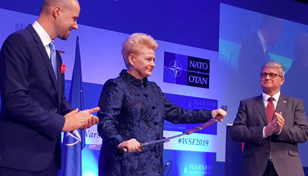 Už nuopelnus regiono saugumui – D. Grybauskaitei įteiktas Laisvės riterio kardas