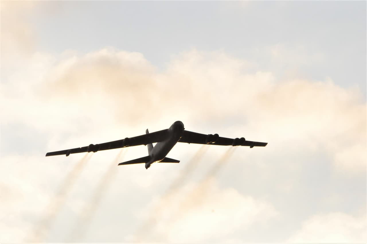 Pirmą kartą taikinius Lietuvoje inertinėmis bombomis atakavo JAV strateginiai bombonešiai B-52
