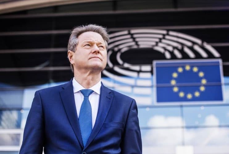 Prokurorai prašo teismo lygtinai įkalinti nušalintą prezidentą Rolandą Paksą kyšio byloje