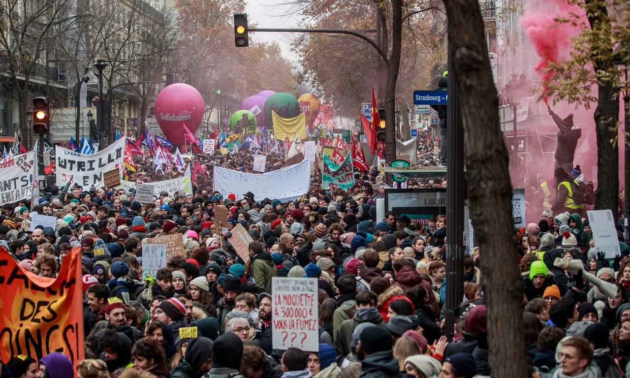 Prancūzijoje į gatves įšėjo daugiau nei milijonas E. Makrono pensijų reforma nepatenkintų protestuotojų