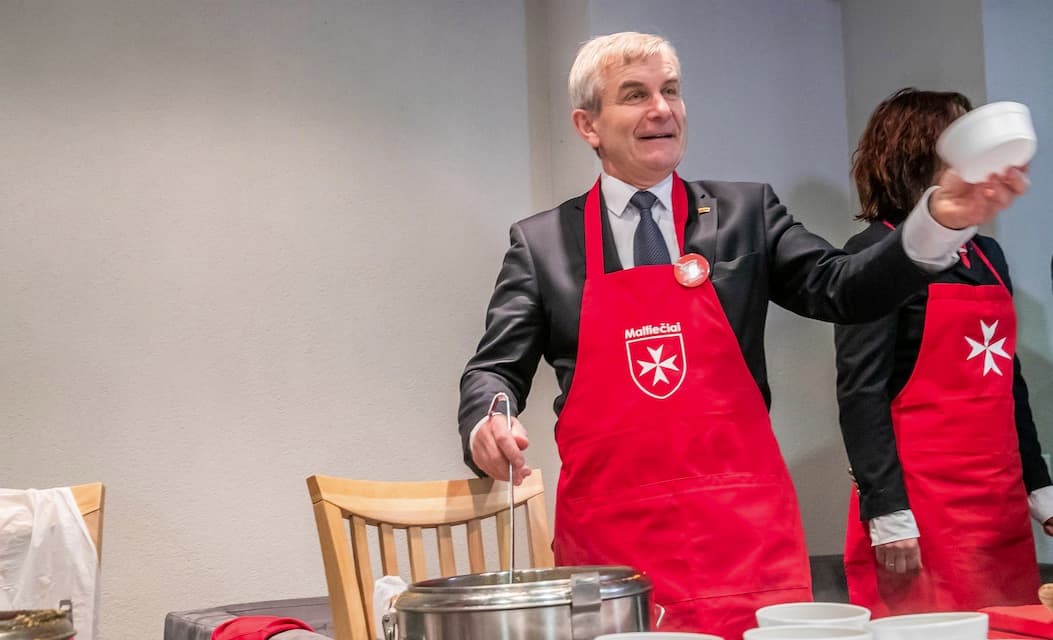 Pirmąjį samtį sriubos simboliškai įpils renginio parlamento rūmuose globėjas Seimo Pirmininkas Viktoras Pranckietis. Nuotr. lrs.lt
