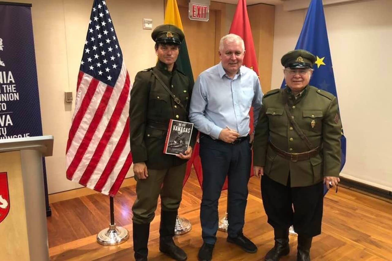 Anušauskinių KGB sąrašų skelbėjas Arvydas Anušauskas (viduryje). Nuotr. facebook.com