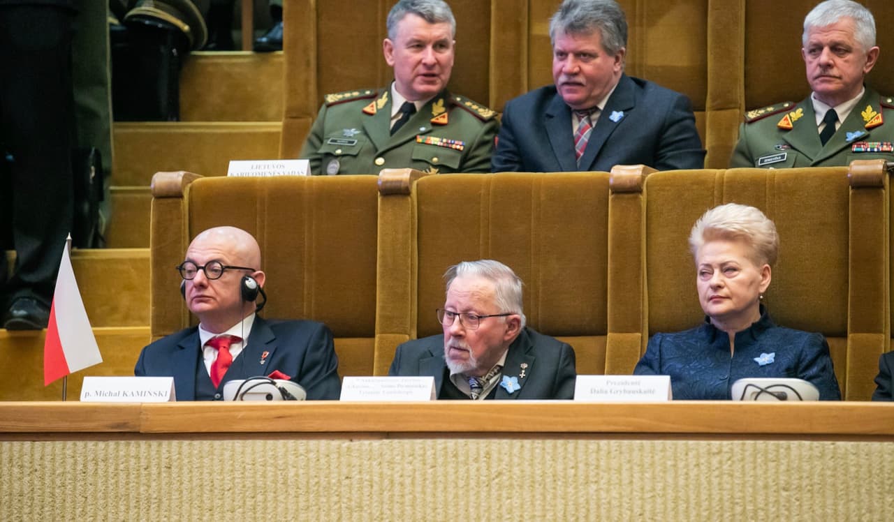 Laisvės premijos laureato Albino Kentros kalbos įdėmiai klausėsi aukščiausi šalies politikai - Žmonių partijos patriarchas Vytautas Landsbergis ir prezidentė Dalia Grybauskaitė. Nuotr. lrs.lt