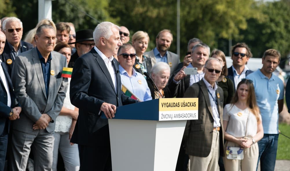 Buvęs Žmonių partijos narys, prezidento pareigų savarankiškai norėjęs siekti Vygaudas Ušackas (stovi prie tribūnos).