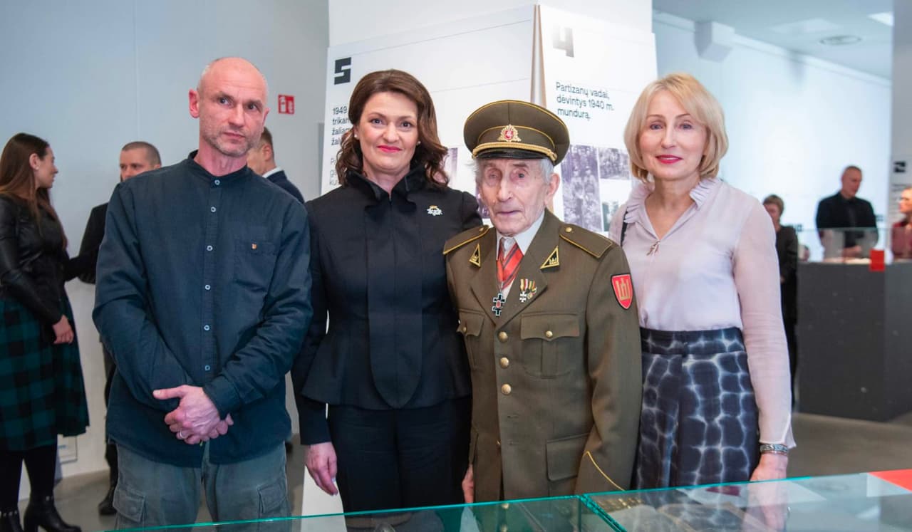 Pirmoji šalies ponia Diana Nausėdienė (antra iš kairės) įsiamžino su Tigru (antras iš dešinės). Nuotr. prezidentas.lt