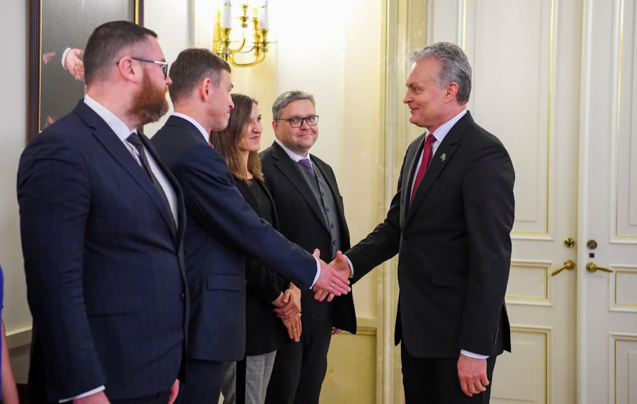 Prezidento ir diskusijos dalyvių susitikimo akimirka. Nuotr. prezidentas.lt
