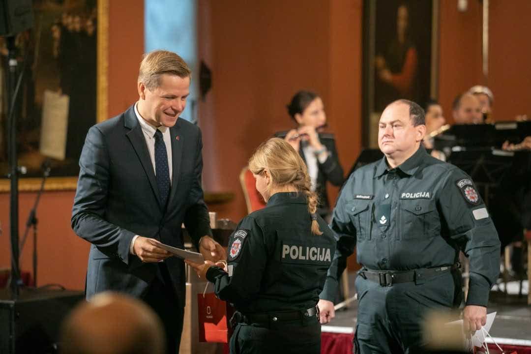 Meras R. Šimašius asmeniškai apdovanojo N. Venckienei ranką išsukusį M. Gušauską