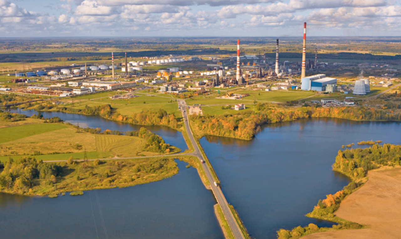„Mažeikių nafta“ Landsbergių grupuotės buvo padovanota amerikiečių kompanijai „Williams International“, kurie netrukus „„Mažeikių naftą“ pardavė Rusijos kompanijai „Jukos“.