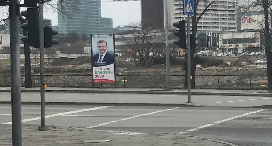 Iki koronaviruso epidemijos Vilnius miesto gatvės buvo pasipuošusios žurnalisto E. Eigirdo atvaizdu. Nuotr. E.eu