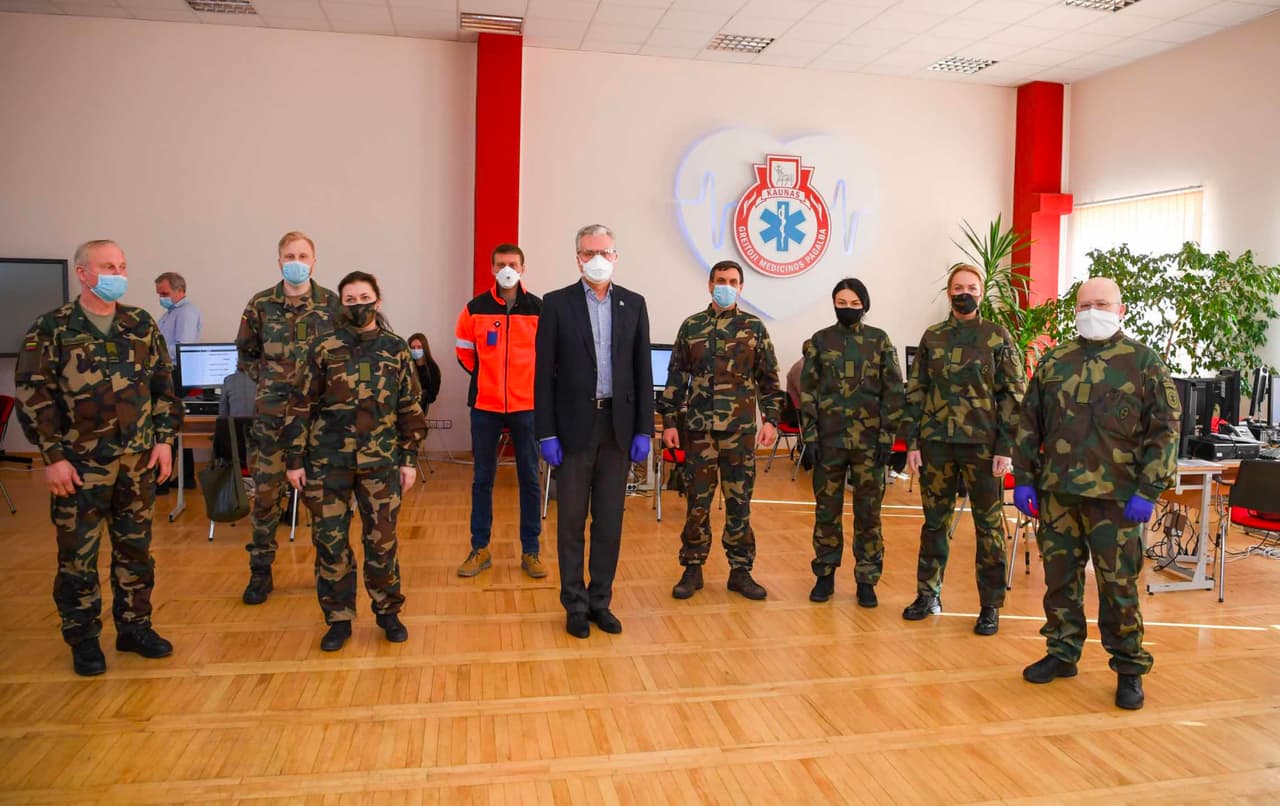 G. Nausėdos susitikimo akimirka su karštosios koronaviruso linijos savanoriais. Nuotr. prezidentas.lt
