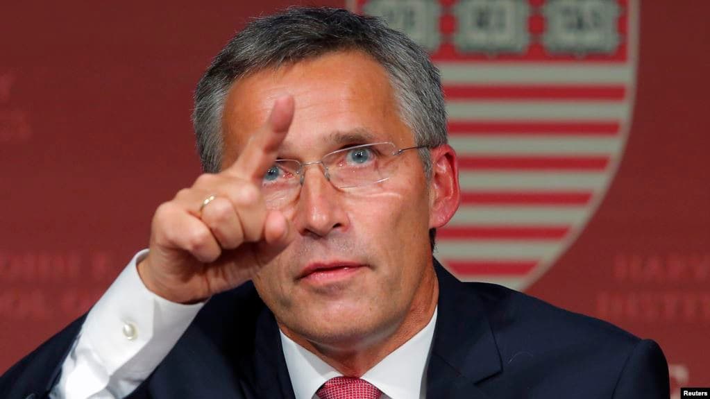 NATO generalinis sekretorius Jensas Stoltenbergas žinomas kaip gerų santykių su Rusija propaguotojas, tačiau, pasak Lietuvos kariuomenės analitikų, jis negalėjęs rašyti laiško, pranešančio apie neva priimtą sprendimą išvesti iš Lietuvos NATO karius.