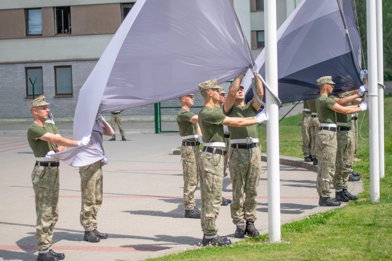 Nuotraukose – Garbės sargybos kuopos šauktiniai treniruojasi atlikti vėliavų pakėlimo ceremoniją.