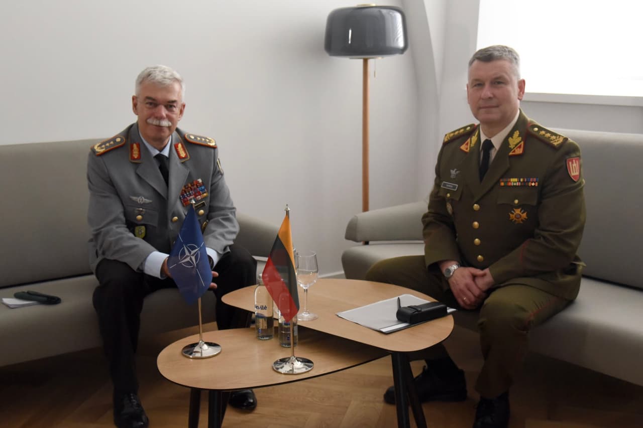 Lietuvos kariuomenės vadas Valdemaras Rupšys (dešinėje). Nuotr. facebook.com