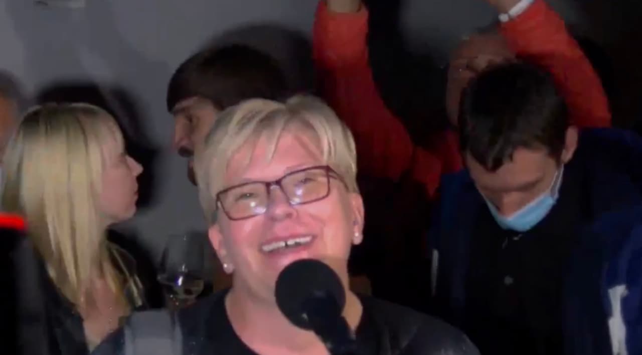 Baltarusijos prezidentės vakarėlio linksmybių akimirka.