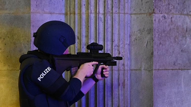 Islamo valstybės teroristai atakavo Vienos gyventojus: žuvo keturi civiliai, vienas užpuolikas nukautas, kito tebeieškoma (papildyta)