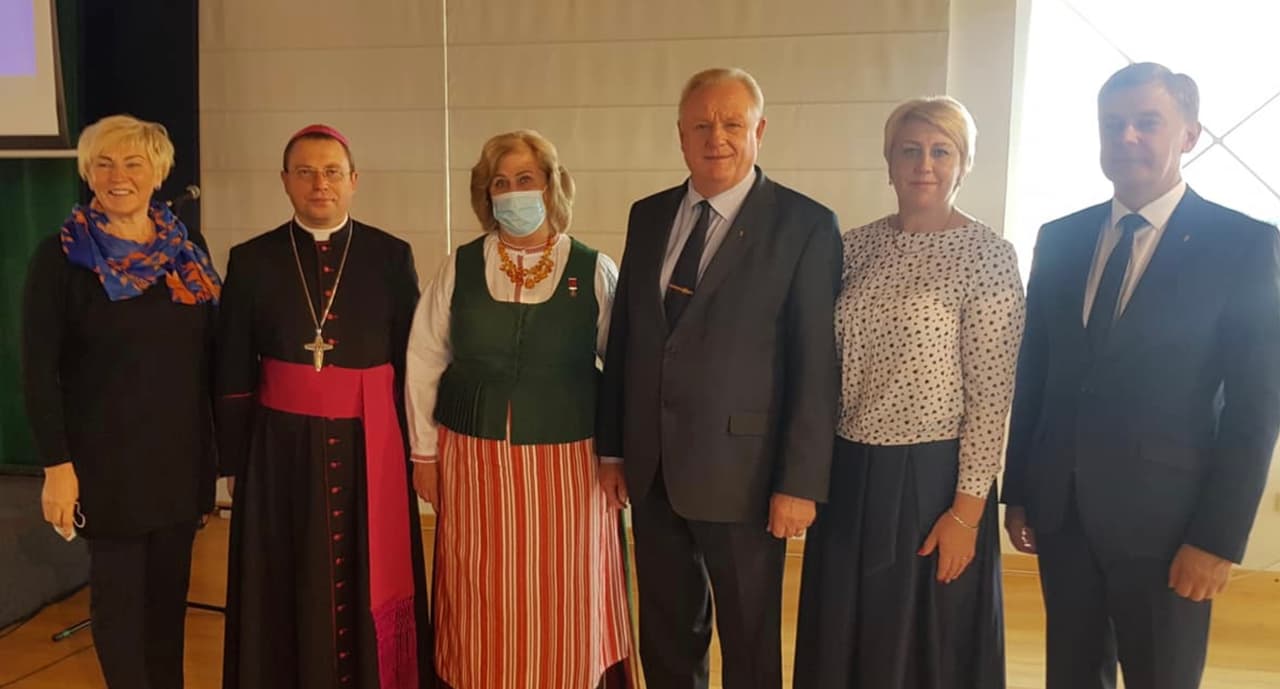R. Šalaševičiūtė (trečia iš kairės). Nuotr. facebook.com