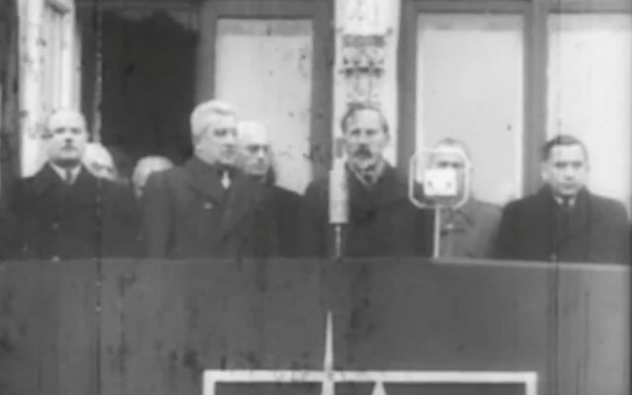 Prezidentas Antanas Smetona sako kalbą Raudonajai armijai perduodant Vilnių,