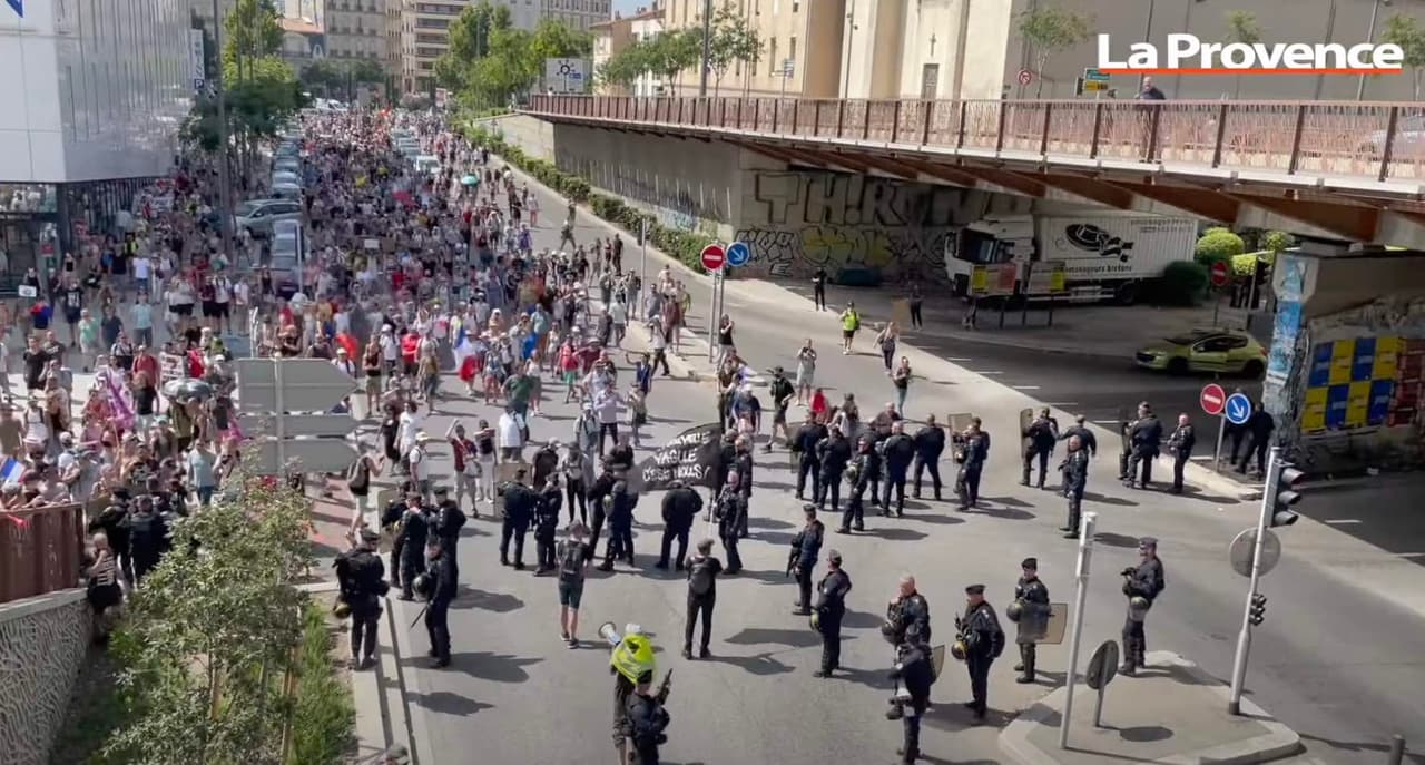 Prancūzijoje protestai prieš koronaviruso pandemija prisidengiančios valdžios veiksmus