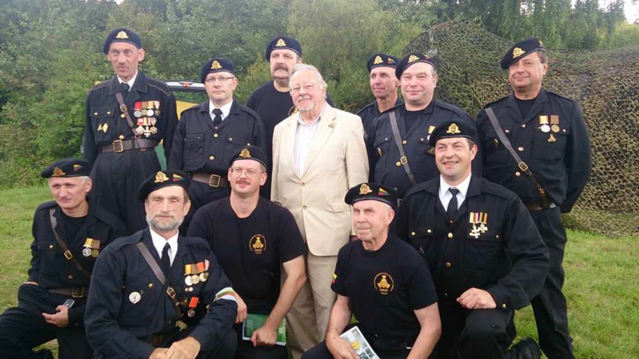 Žmonių partijos patriarchas Vytautas Landsbergis (viduryje šviesiu kostiumu) ilgą laiką kovojęs dėl Deimantės Kedytės, galiausiai palūžo.
