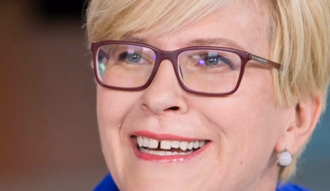 Šimonytė piliečius ragina nesnausti ir aplenkti virusą, priėmus dūrį į petį už laisvę
