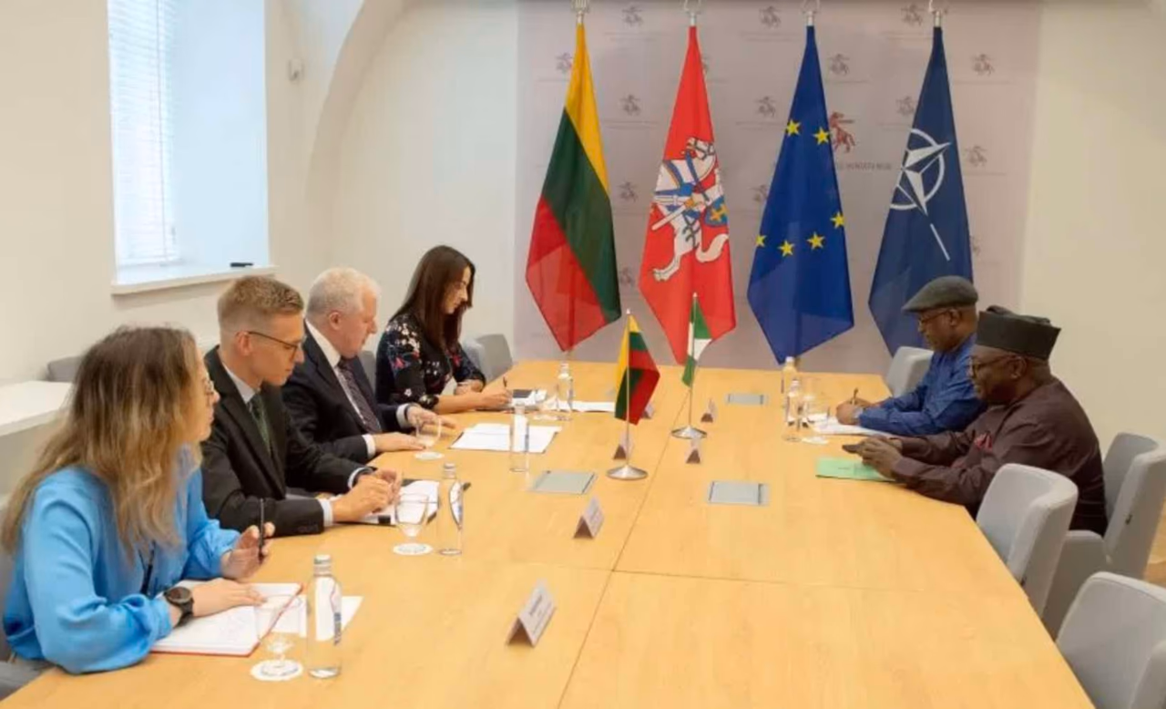 Anušauskas su Nigerijos ambasadoriumi aptarė tarptautines operacijas ir paramą Ukrainai