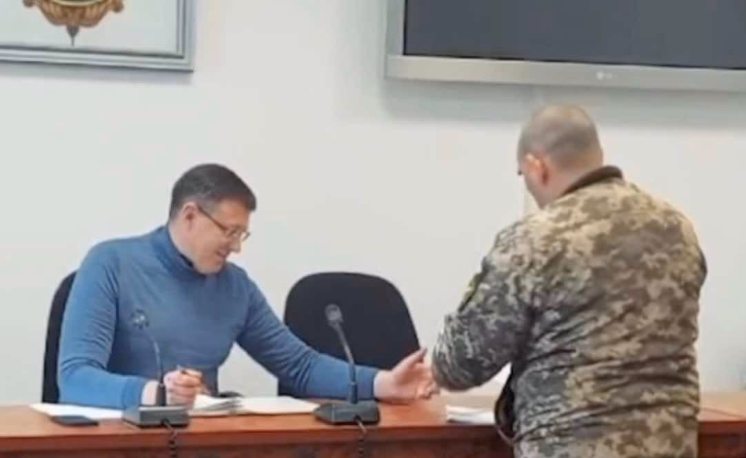 Ukrainoje net merai neišvengia prievolės atlikti privalomos tarnystės kariuomenėje