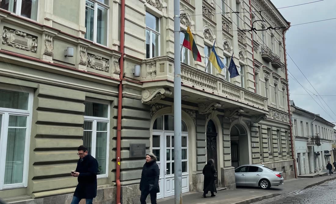 Be Ukrainos vėliavos neįsivaizduojamas nė viena Lietuvos institucija. Kairėje - Ekonomikos ir inovacijų mninisterija, dešinėje - Lietuvos vyriausiasis administracinis teismas, apačioje - Kultūros ministerija.