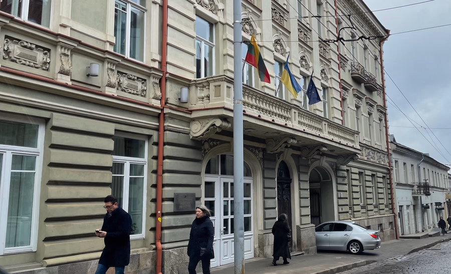 Be Ukrainos vėliavos neįsivaizduojamas nė viena Lietuvos institucija. Kairėje - Ekonomikos ir inovacijų mninisterija, dešinėje - Lietuvos vyriausiasis administracinis teismas, apačioje - Kultūros ministerija.