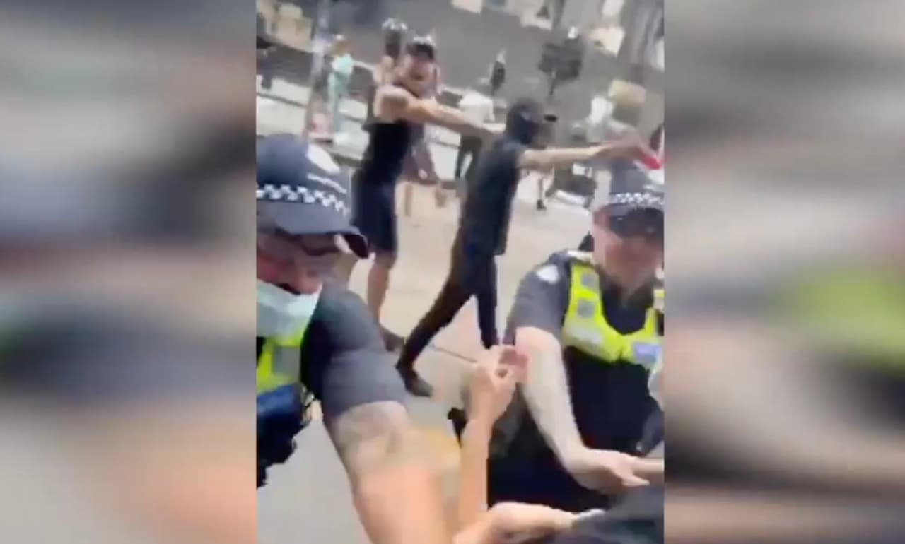 Marširuojančius nacius Australijoje saugo policija