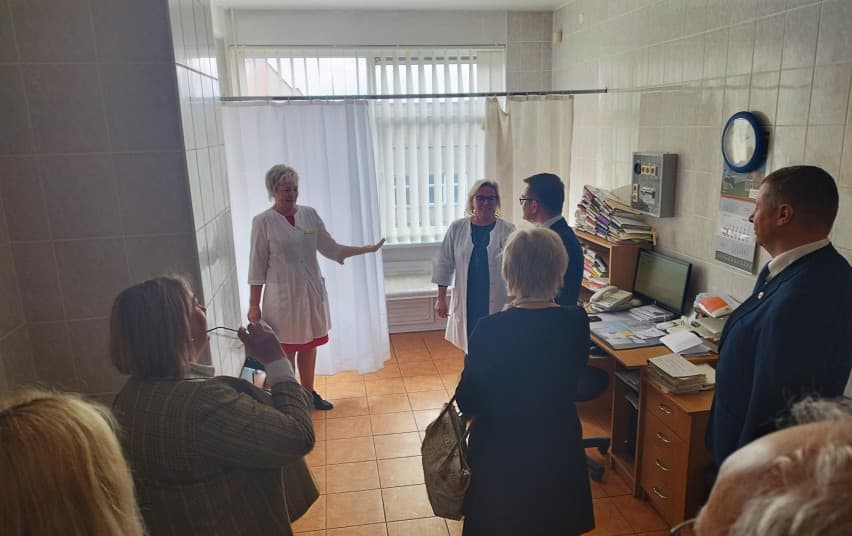 Sveikatos apsaugos ministras Arūnas Dulkys lankėsi Utenos gydymo įstaigose: greitosios medicinos pagalbos stotyje, pirminės sveikatos priežiūros centre ir Utenos ligoninėje.