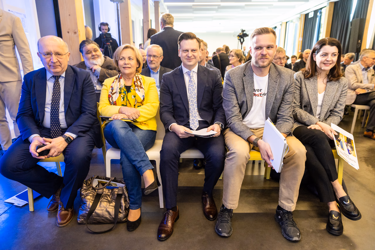 Posėdžio akimirka: G. Landsbergis drauge su savo širdies dama (dešinėje)