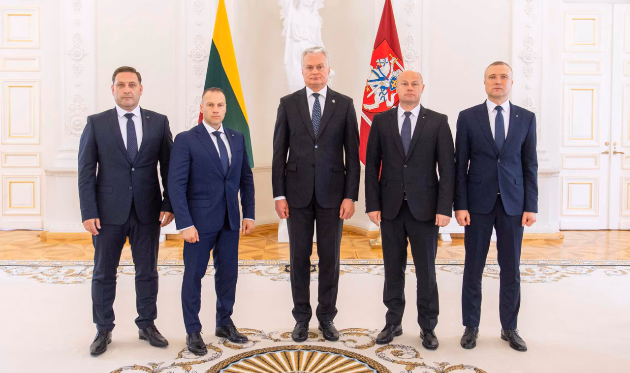 G. Nausėda (viduryje) turi pomėgį nuolatos paveiksluotis humoristinėse nuotraukuose.