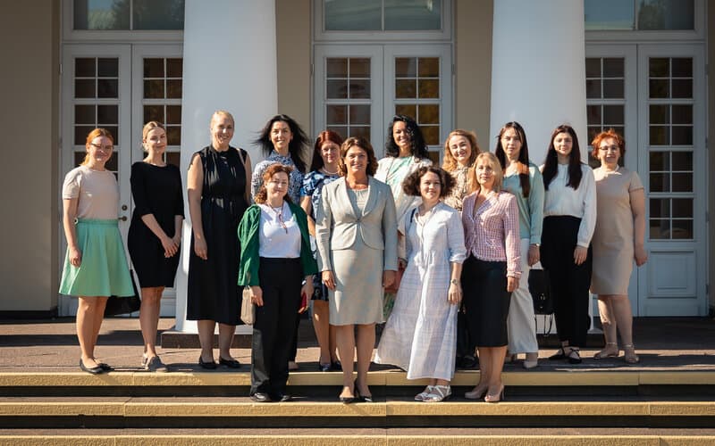Pirmoji valstybės ponia Diana Nausėdienė susitiko su Ukrainos centre dirbančiais psichologais ir organizacijos „Gelbėkit vaikus“ atstovais, teikiančiais pagalbą ukrainiečių šeimoms.