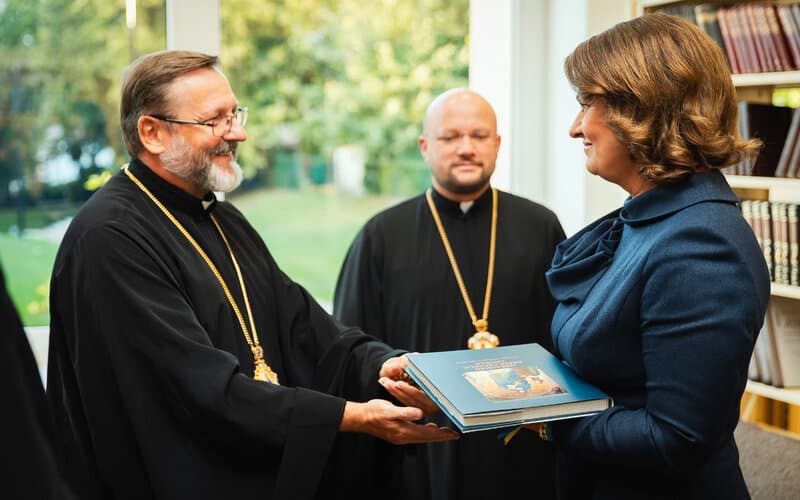 Lietuvos pirmoji ponia Diana Nausėdienė trečiadienį Ukrainos centre Vilniuje susitiko su šalyje viešinčiu Ukrainos graikų apeigų katalikų bažnyčios vadovu, didžiuoju arkivyskupu Sviatoslavu Ševčuku, skelbia Prezidentūra.