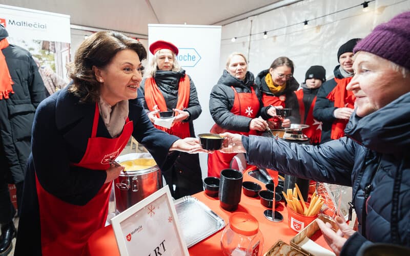 Pirmoji valstybės ponia Nausėdienė dalyvavo tradicinėje sriubos pilstymo vargšams šventėje