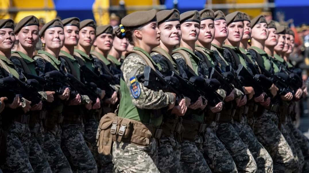 Vis daugiau Ukrainos moterų veržiasi į frontą nugalėti priešą