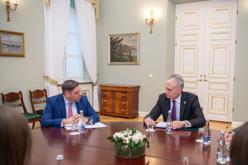 Nausėda su Pociumi pasidžiaugė rinkoje atpigusiomis dujomis ir dėl to mažėjančiais tarifais