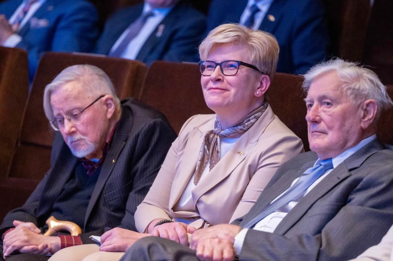 **Ingrida Šimonytė (centre). Kairėje - valstybės vadovas Vytautas Landsbergis. Dešinėje - slaptojo kankinimų kalėjimo Lietuvoje įkūrėjas, prezidentas Valdas Adamkus.**