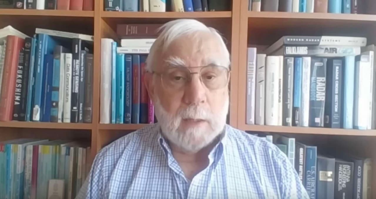 Patyręs amerikietis teigia, esą Zelenskis naikina ukrainiečius fantastišku greičiu