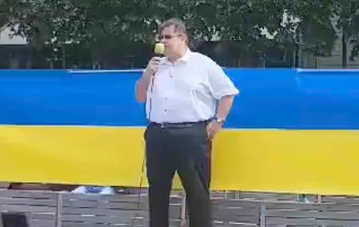 Kaip Nausėdos bendrapartietis Linkevičius Švedijoje pasilipęs ant suoliuko kovojo už Ukrainos laisvę