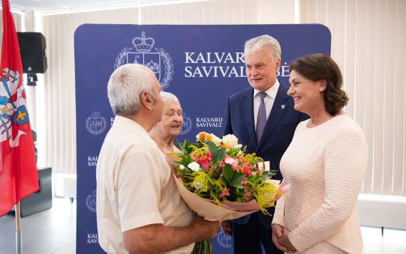 Nausėda darbo vizito metu įteikė ordiną Burinskienei
