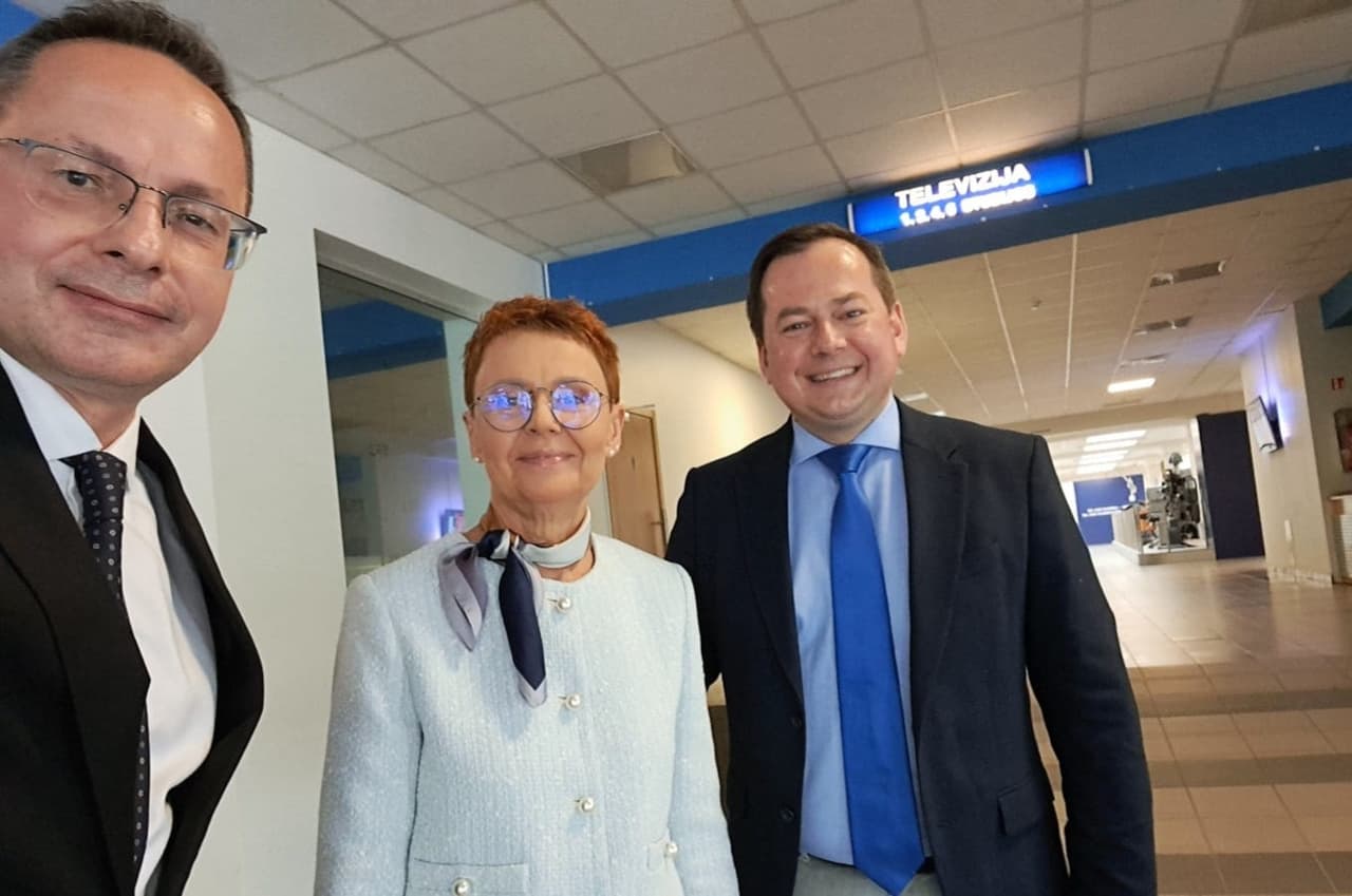 **Ž. Pavilionis (kairėje) su bendražygiais.**