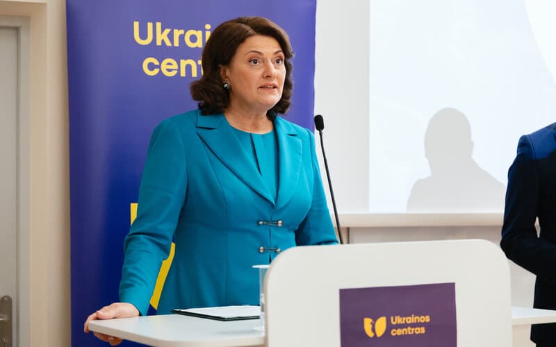 Pirmoji valstybės ponia Diana Nausėdienė lankėsi Ukrainos centre, kur susitiko su Lietuvoje viešinčia Ukrainos institucijų ir valstybės įmonių atstovų delegacija bei Ukrainos bendruomenių lyderių mokymų dalyviais.