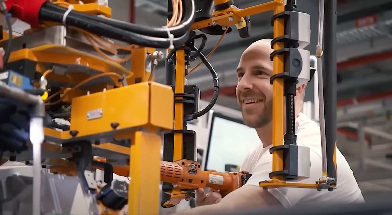 Sunki, labai sunki Europos automobilių gamintojų situacija. Ar ir šį kartą Lietuva ties pagalbos ranką?