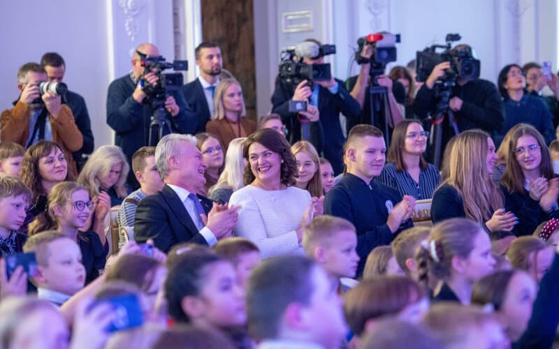 Pirmoji valstybės ponia Nausėdienė su sutuoktiniu įžiebė Prezidentūros kalėdinę eglę