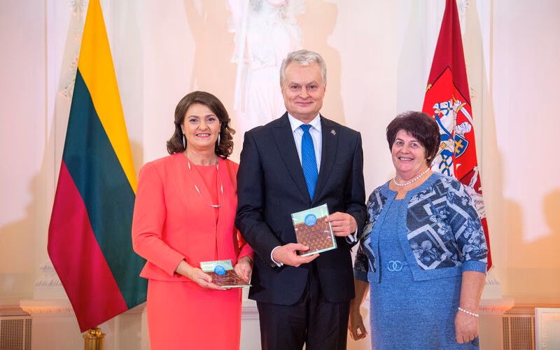 Nausėda: tarsi klijai Jūs laikote visą šalį