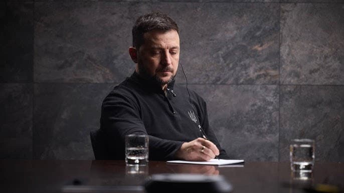 Kažkoks nesusipratimas – Zelenskis teigia, esą prarastas teritorijas sieks atgauti ne fronto linijoje