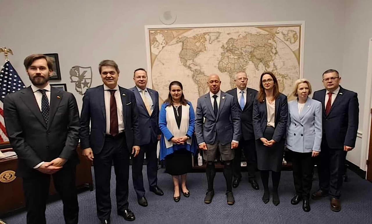 Istorinio vizito akimirka. R. Baranovas stovi kairėje.