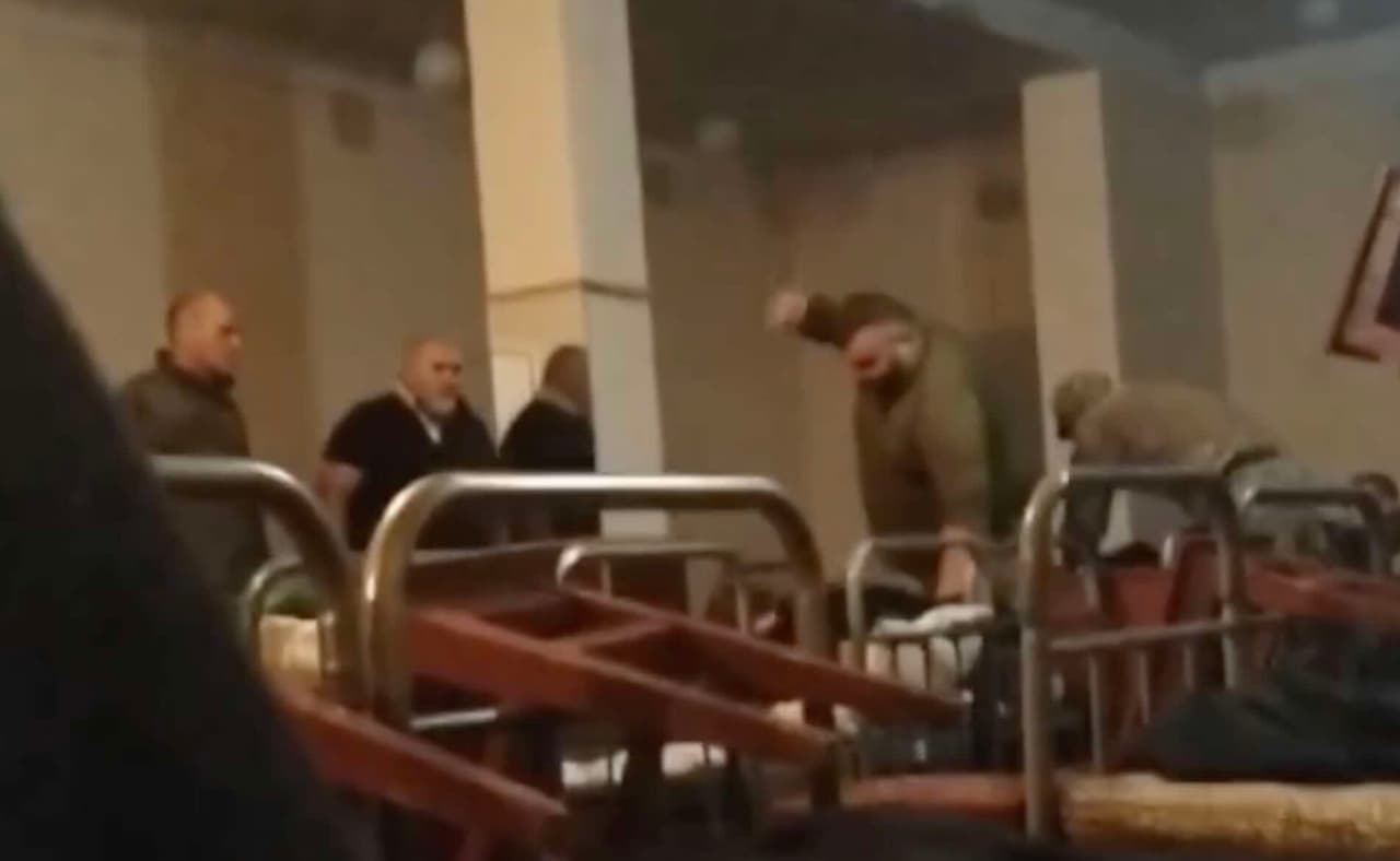 Nuoširdžios diskusijos su išgaudytais mobilizuotaisiais gatvėse, tęsiamos ir Ukrainos kareivinėse
