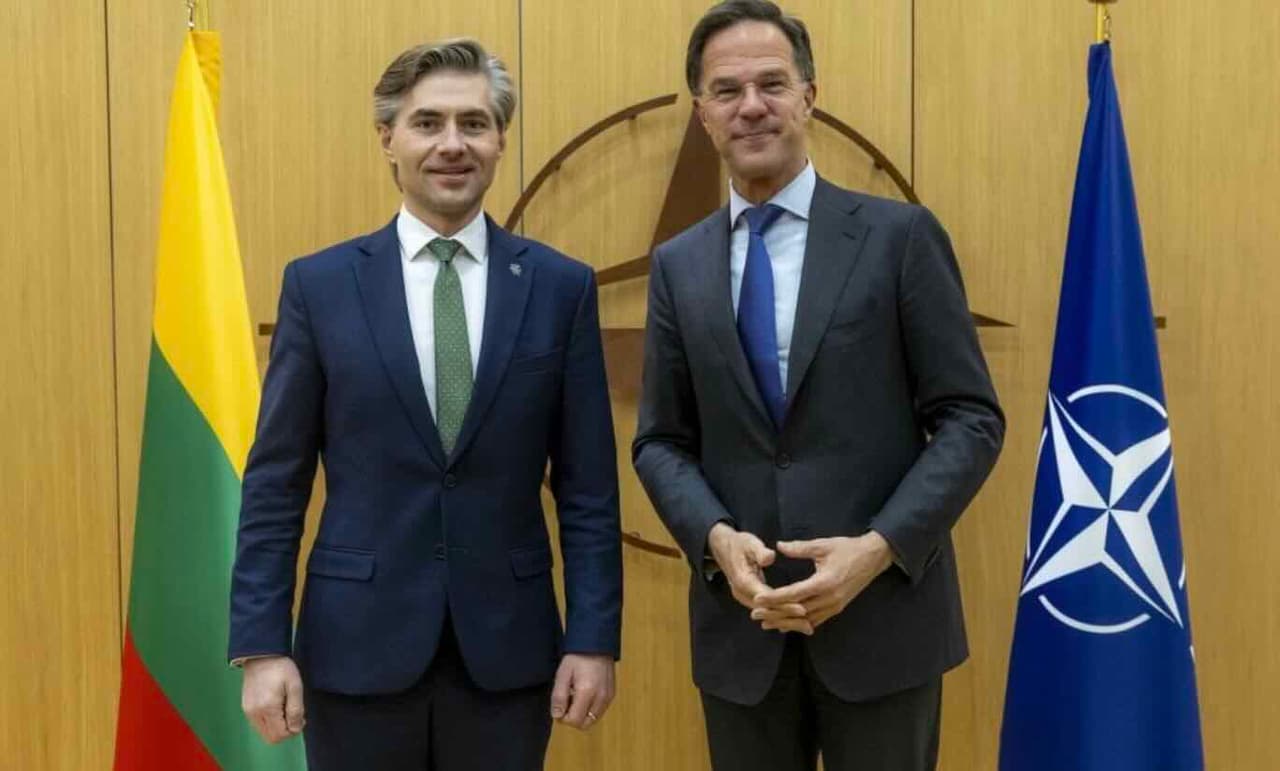Nausėdos Budrys informavo, kad tik NATO karinė galia gali atgrasyti Rusiją